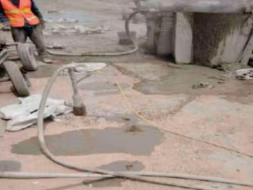 高邮水泥混凝土路面板底注浆技术 路面脱空注浆整治方案